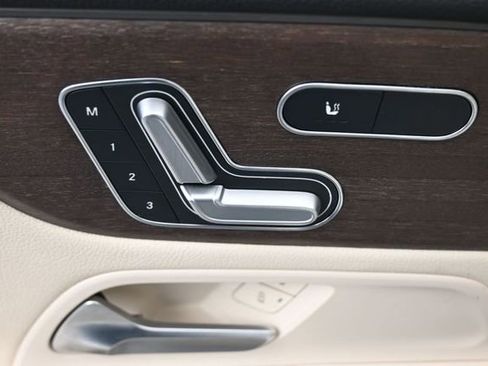 Used 2023 Mercedes-Benz GLB 250 w/ Premium Package image 21