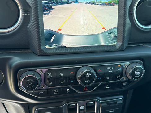 Used 2020 Jeep Gladiator Overland AWD/4WD image 15