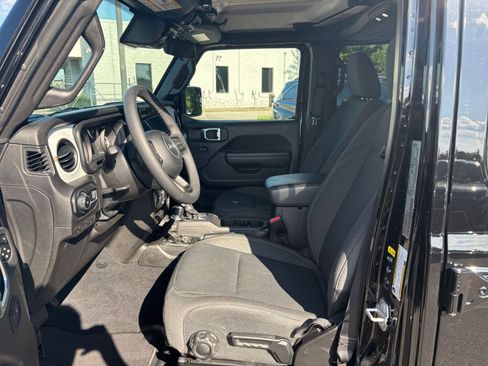 Used 2025 Jeep Wrangler Unlimited Sport AWD/4WD image 25
