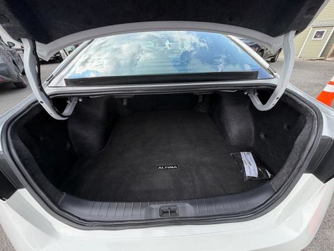Used 2025 Nissan Altima 2.5 SV FWD image 11