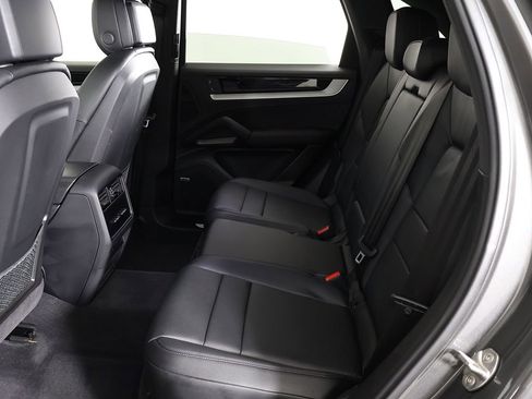 Used 2024 Porsche Cayenne AWD/4WD image 39