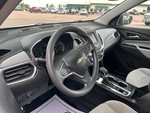 Used 2022 Chevrolet Equinox LS AWD/4WD image 2