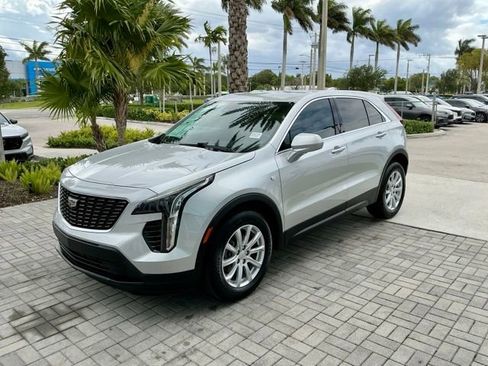 Used 2022 Cadillac XT4 Luxury w/ Cold Weather Package FWD image 3