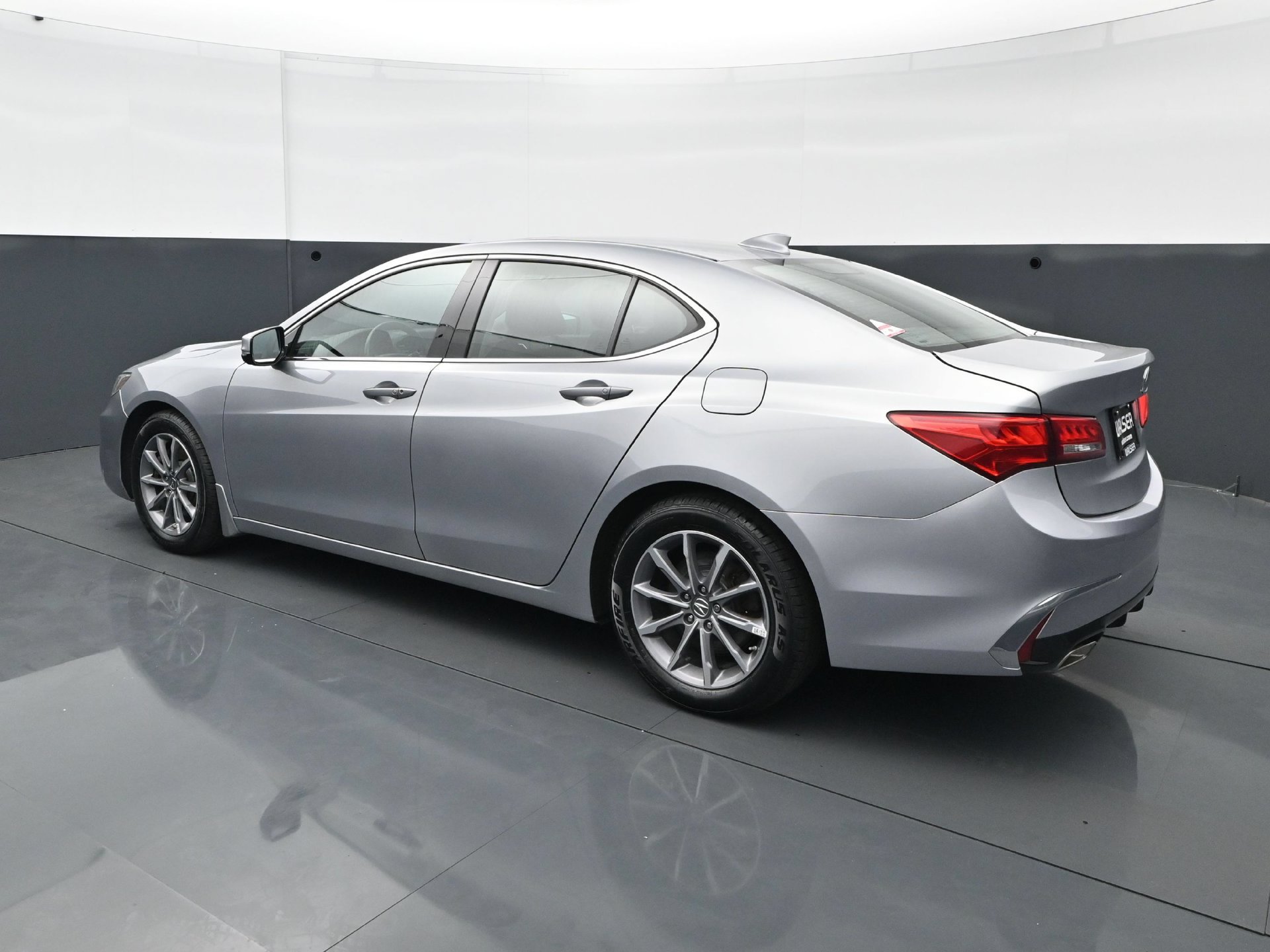 Used 2019 Acura TLX w/ Technology Package FWD image 4