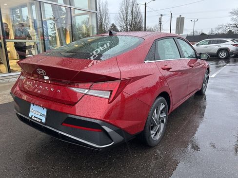 Certified 2025 Hyundai Elantra SEL image 3