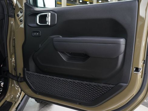 Used 2025 Jeep Wrangler Willys AWD/4WD image 9