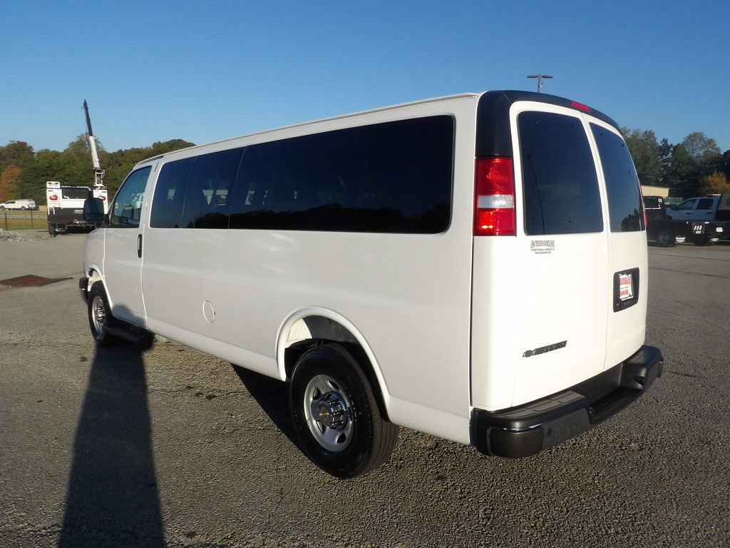 Used 2025 Chevrolet Express 3500 LT w/ LT Preferred Equipment Group RWD image 4