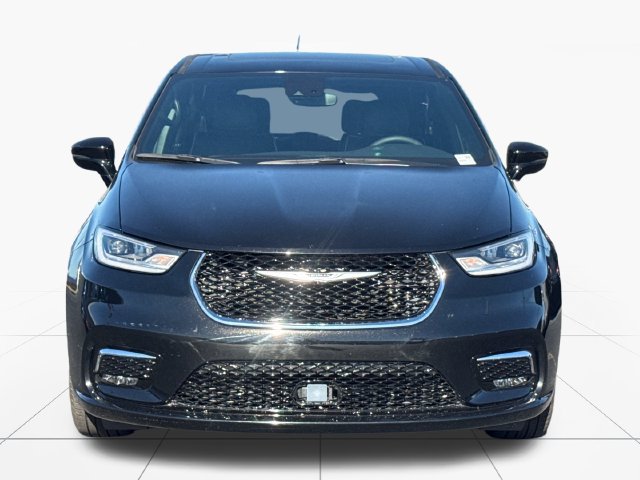 Used 2026 Chrysler Pacifica Limited FWD image 9