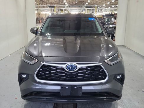 Used 2021 Toyota Highlander XLE AWD/4WD image 2