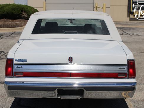 Used 1988 Lincoln Town Car Signature RWD image 10