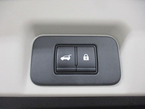 Used 2023 Nissan Ariya AWD image 8