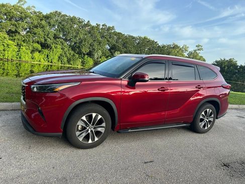 Used 2022 Toyota Highlander XLE FWD image 2