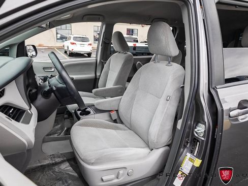 Used 2018 Toyota Sienna LE image 19
