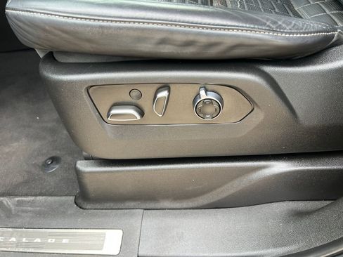 Used 2021 Cadillac Escalade Sport Platinum RWD image 19
