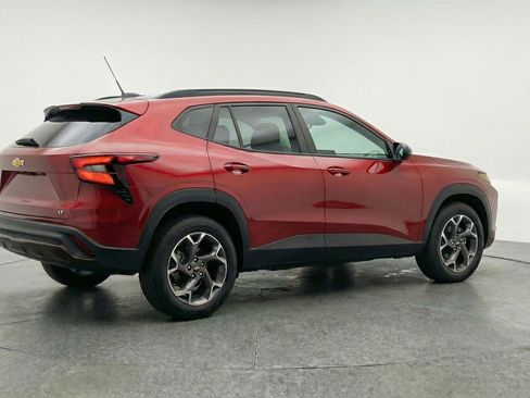 Used 2025 Chevrolet Trax LT w/ LT Convenience Package image 9