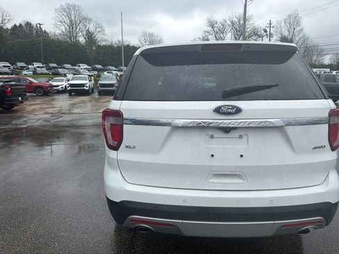 Used 2017 Ford Explorer XLT image 5