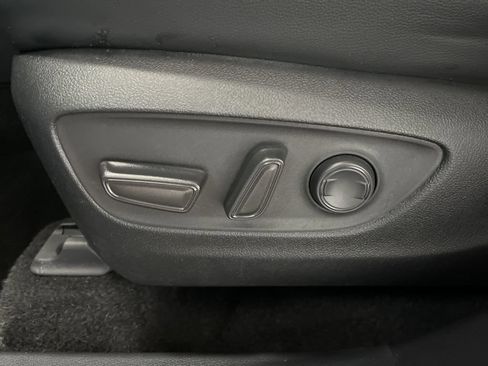 Used 2024 Toyota Highlander XLE AWD/4WD image 24