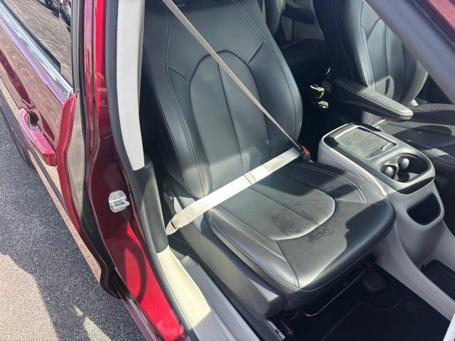 Used 2023 Chrysler Pacifica Touring-L FWD image 19
