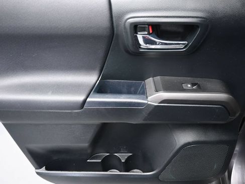 Used 2017 Toyota Tacoma TRD Off-Road w/ Premium & Technology Package AWD/4WD image 30