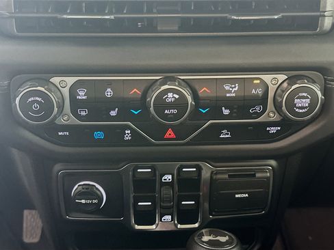 Used 2025 Jeep Wrangler Sahara image 22