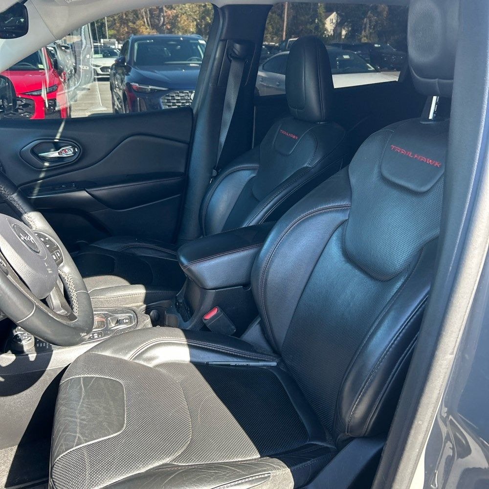 Used 2019 Jeep Cherokee Trailhawk AWD/4WD image 5