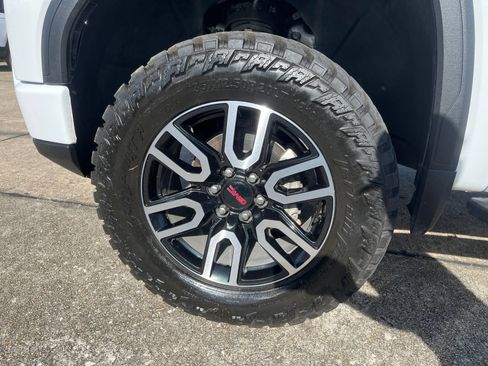 Used 2024 GMC Sierra 1500 AT4 w/ Technology Package AWD/4WD image 7