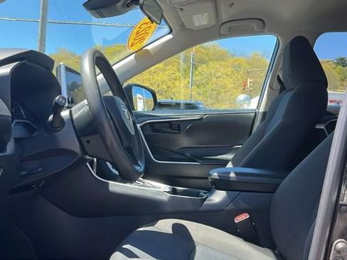 Used 2023 Toyota RAV4 LE AWD/4WD image 10