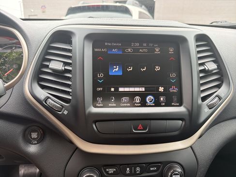 Used 2015 Jeep Cherokee Latitude w/ Comfort/Convenience Group AWD/4WD image 28