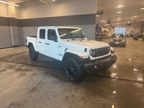 Used 2024 Jeep Gladiator Sport image 2