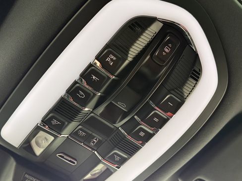 Certified 2023 Porsche Macan image 33