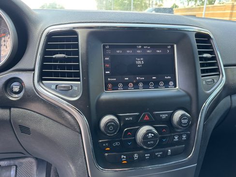 Used 2018 Jeep Grand Cherokee Laredo AWD/4WD image 14