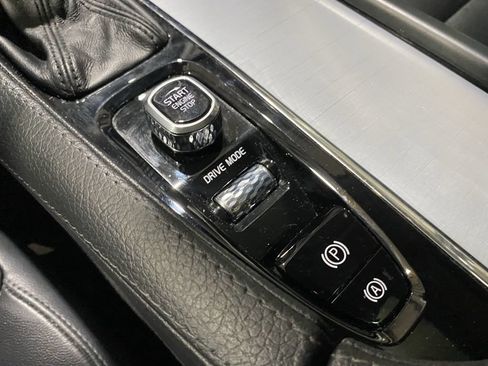 Used 2018 Volvo XC90 T5 Momentum w/ Convenience Package AWD/4WD image 9