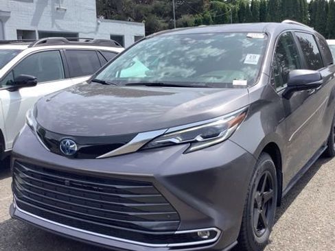 Used 2024 Toyota Sienna Platinum FWD image 1
