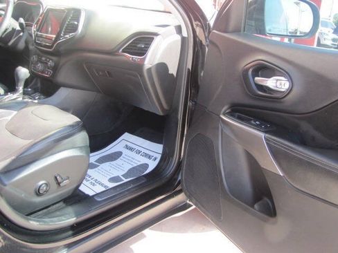 Used 2019 Jeep Cherokee Limited AWD/4WD image 11