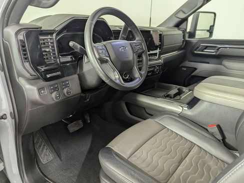 Used 2025 Chevrolet Silverado 2500 ZR2 w/ Technology Package image 11
