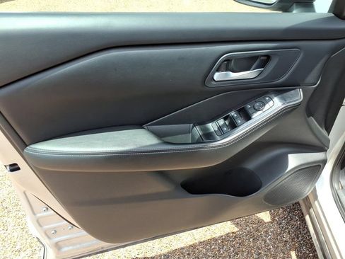 Used 2024 Nissan Rogue SV FWD image 9