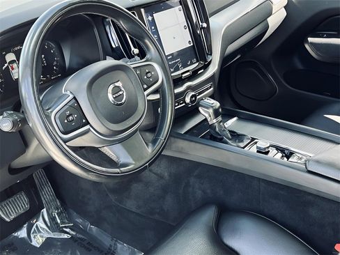 Used 2019 Volvo XC60 T5 Momentum w/ Multimedia Package image 15