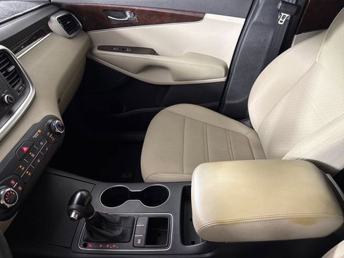 Used 2018 Kia Sorento FWD V6 image 17