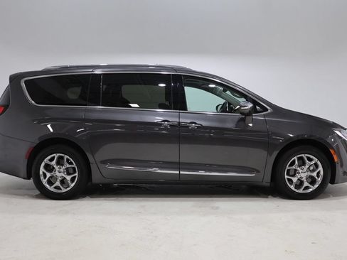 Used 2017 Chrysler Pacifica Limited w/ UConnect Theater Package FWD image 9
