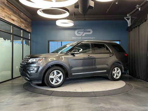 Used 2017 Ford Explorer XLT image 7