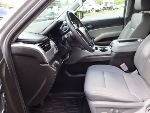 Used 2017 Chevrolet Suburban LT w/ Luxury Package RWD image 12