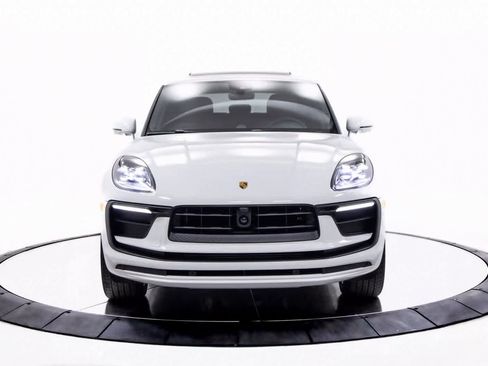 Certified 2025 Porsche Macan image 10