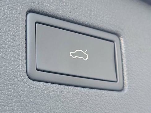 Used 2022 Volkswagen Tiguan SE image 12