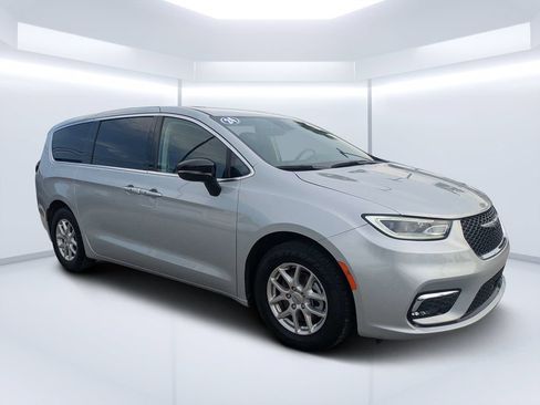 Used 2024 Chrysler Pacifica Touring-L FWD image 37