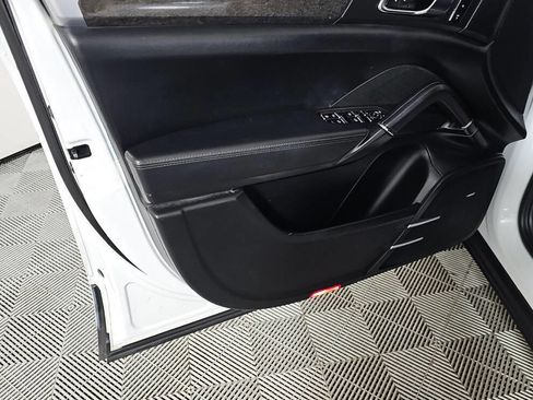 Used 2013 Porsche Cayenne Turbo image 9