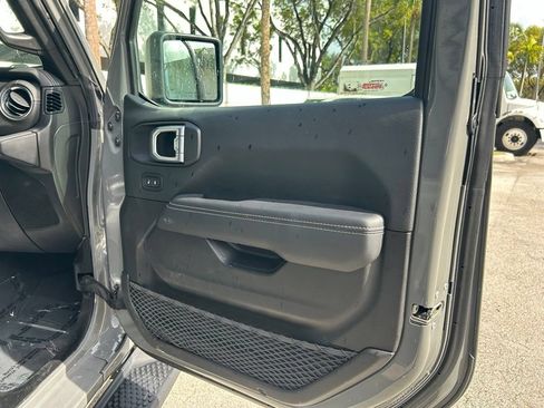 Used 2022 Jeep Wrangler Unlimited Sahara w/ Cold Weather Group AWD/4WD image 32