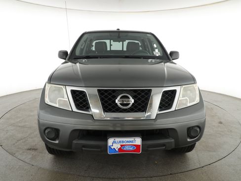 Used 2016 Nissan Frontier SV image 2