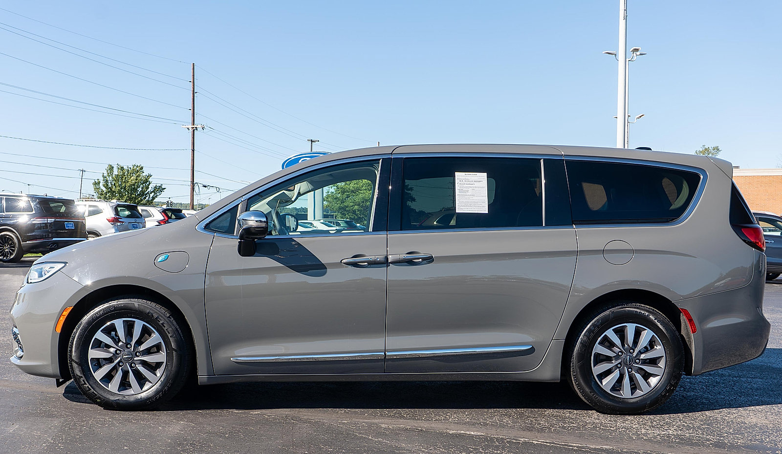 Used 2023 Chrysler Pacifica Limited FWD image 9