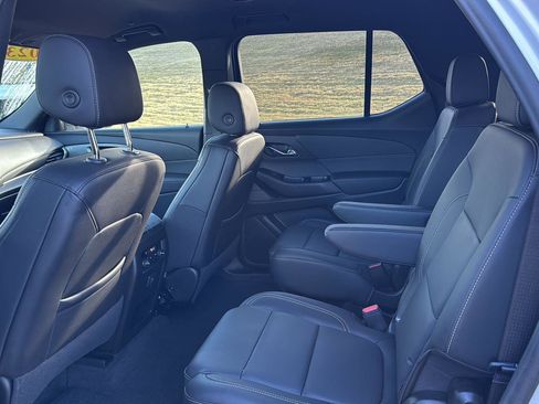 Used 2023 Chevrolet Traverse LT image 9