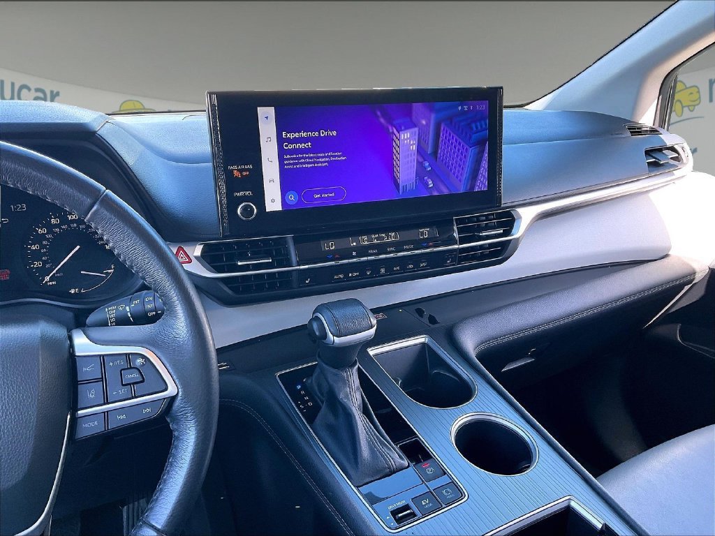 Used 2025 Toyota Sienna XLE FWD image 18
